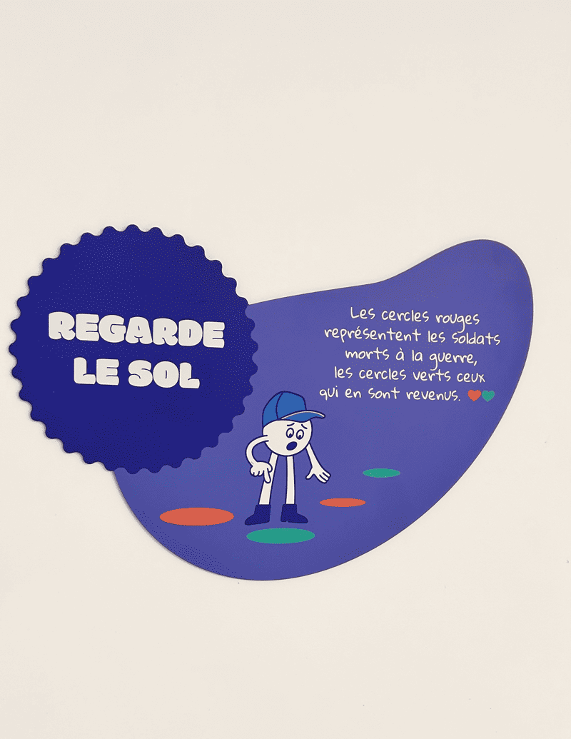 panneau parcours ludique bleu, regarde le sol