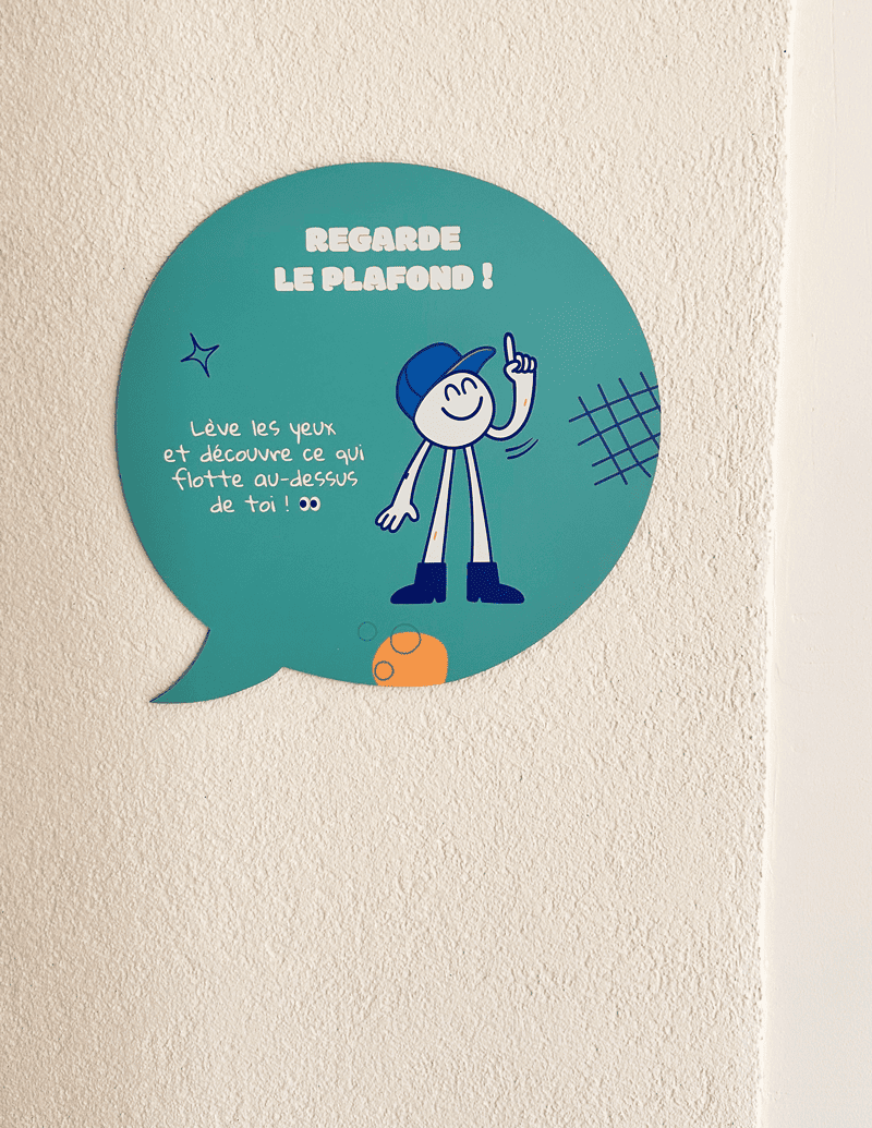 panneau parcours ludique, vert, regarde le plafond